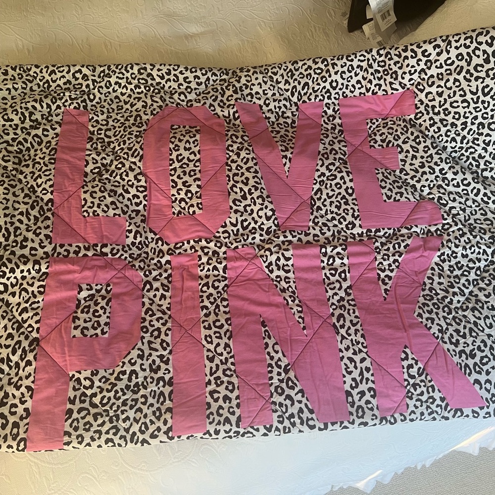 PINK VS Twin comforter. In great shape! Would be perfect for a dorm room!